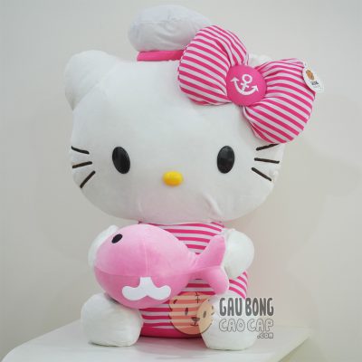 Hello Kitty ôm cá