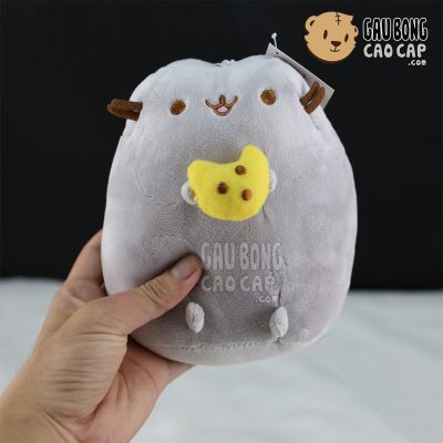 Mèo Pusheen ngồi cầm mặt trăng