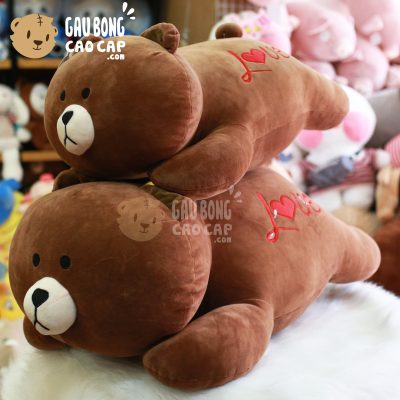 Gấu Brown nằm mông Love