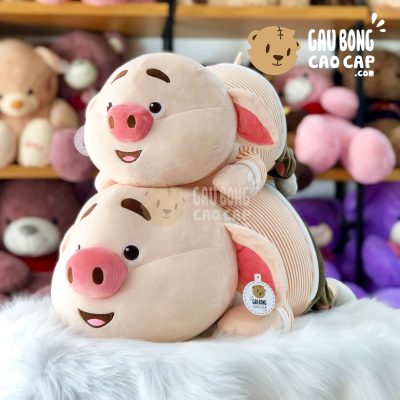 Heo Bông Tiktok nằm mặc áo sọc quần nâu