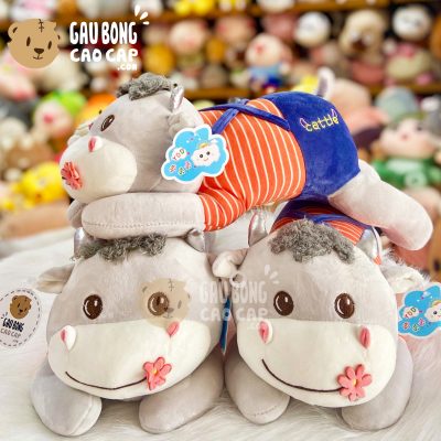 Bò Bông nằm mặc yếm ngậm Hoa