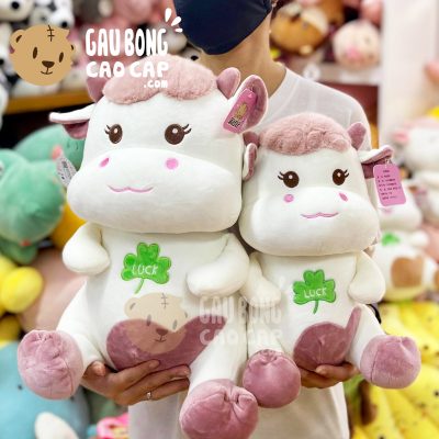 Bò Bông ngồi bụng thêu Cỏ Ba Lá