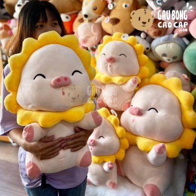 Heo Bông ngồi cosplay Hoa Hướng Dương