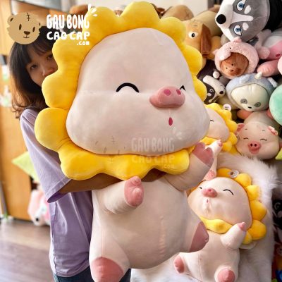 Heo Bông ngồi cosplay Hoa Hướng Dương