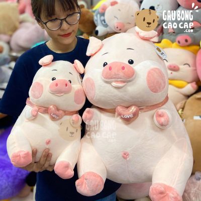 Heo Bông ngồi mũm mĩm đeo Tim Love