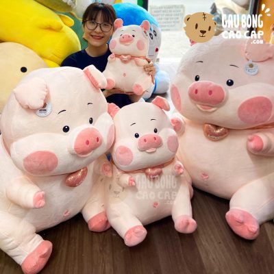 Heo Bông ngồi mũm mĩm đeo Tim Love