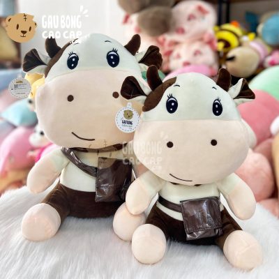 Gấu Bông Bò Sữa Ngồi Mặc Yếm Đeo Túi