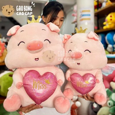 Heo Bông ngồi đội Vương Miện ôm Tim Miss