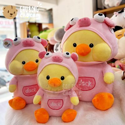 Vịt Bông Vàng Duck ngồi cosplay Heo hồng