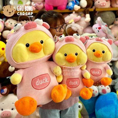 Vịt Bông Vàng Duck ngồi cosplay Heo hồng