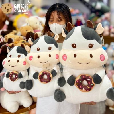 Bò Sữa Bông ngồi cầm bánh Donut