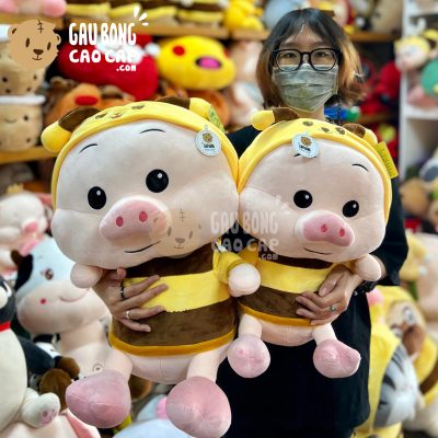 Heo Bông ngồi cosplay Ong Vàng