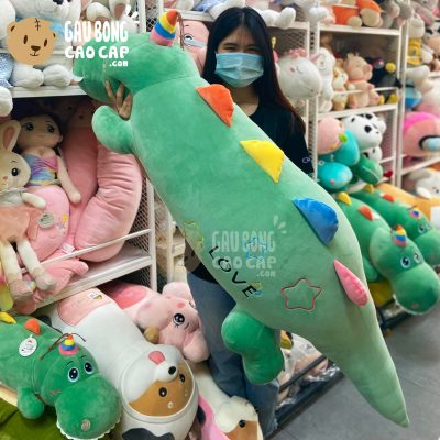 Gấu Bông Khủng Long Nằm Mắt To Đội Nón Cầu Vồng