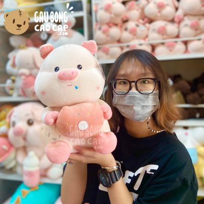 Heo Bông nhí ôm bánh Donut