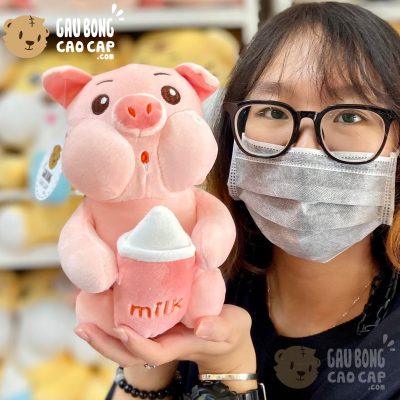 Heo Bông nhí ôm bình sữa