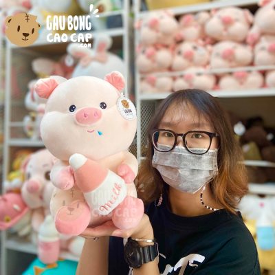 Heo Bông nhí nhỏ dãi ôm Bình Sữa