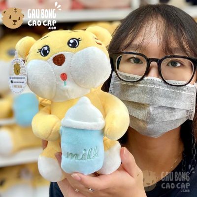 Hổ Bông nhí ngồi ôm bình sữa