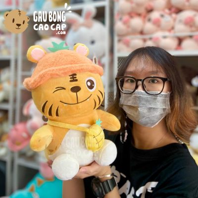 Hổ Bông nhí ngồi đeo túi