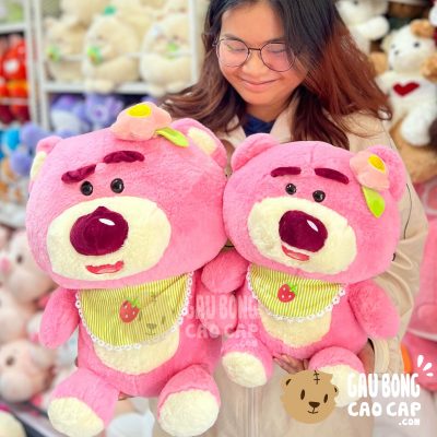 Gấu Bông Lotso ngồi đeo Yếm thêu Dâu