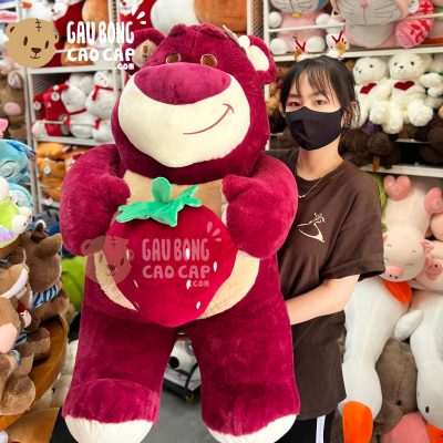 Gấu Bông Lotso ngồi ôm Dâu màu đỏ đậm