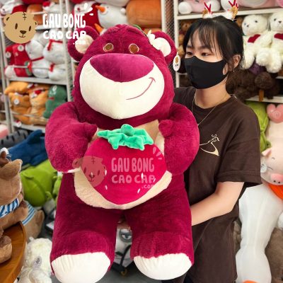 Gấu Bông Lotso ngồi ôm Dâu màu đỏ đậm