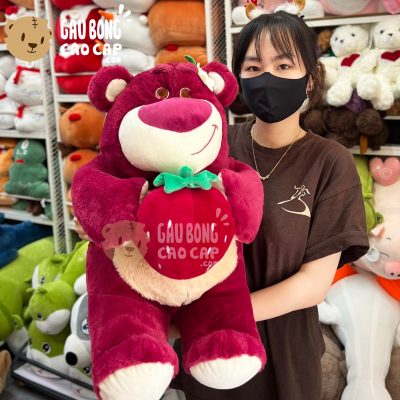 Gấu Bông Lotso ngồi ôm Dâu màu đỏ đậm