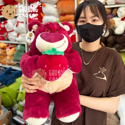 Gấu Bông Lotso ngồi ôm Dâu màu đỏ đậm