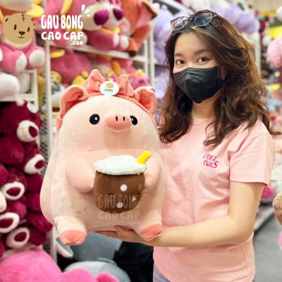 Heo Bông ngồi ôm Ly Trà Sữa