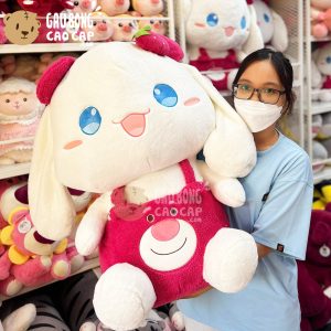 Thỏ Bông Cinnamoroll ngồi Mặc Yếm Lotso
