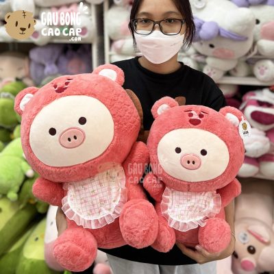 Heo Bông ngồi cosplay Gấu Lotso