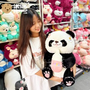 Gấu Trúc Panda ngồi ôm Bình Sữa