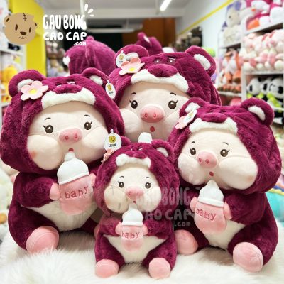 Heo Bông cosplay Lotso Dâu ngồi ôm Bình Sữa