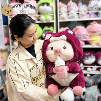 Heo Bông cosplay Lotso Dâu ngồi ôm Bình Sữa