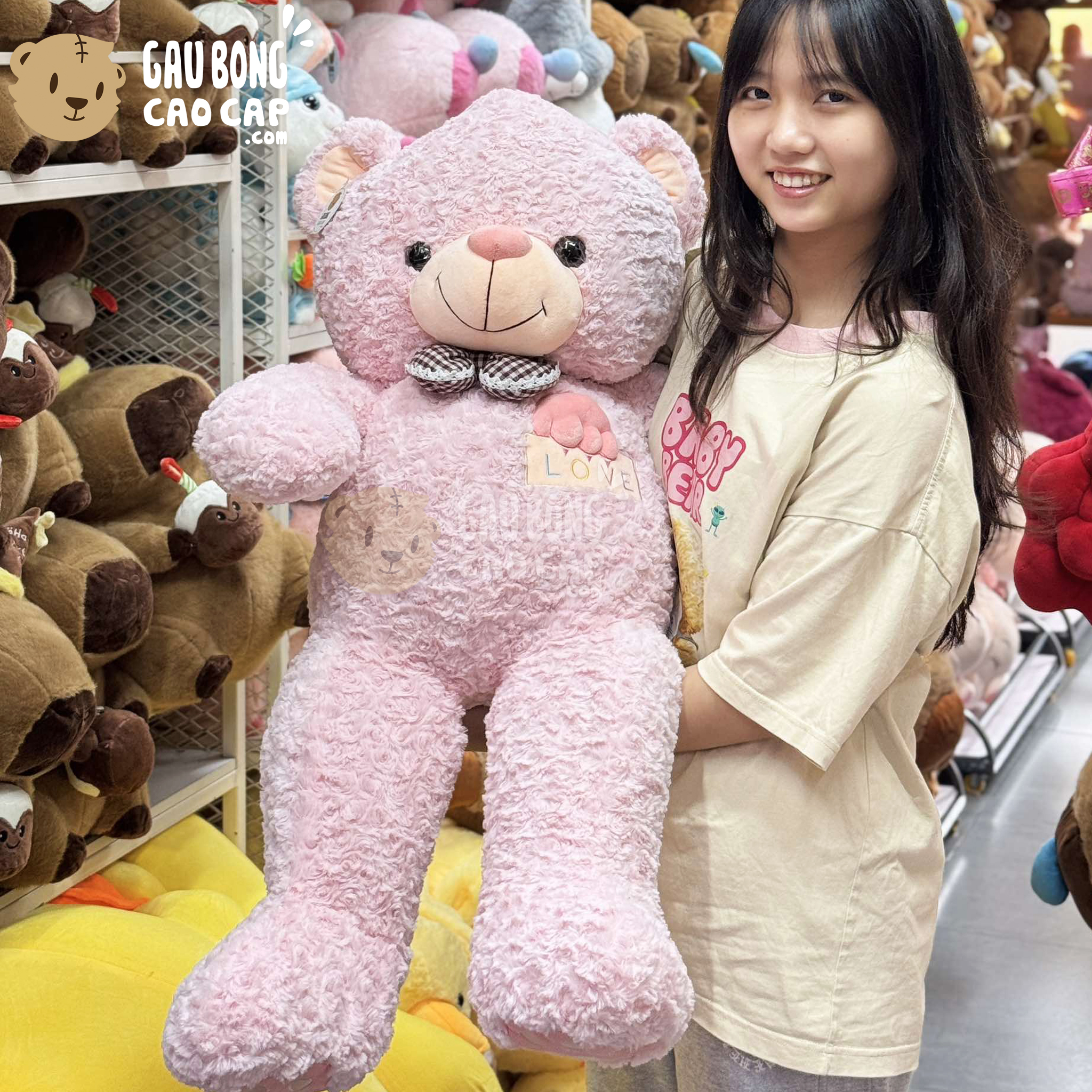 Gấu Teddy hồng đeo nơ lông xoắn ngực Love