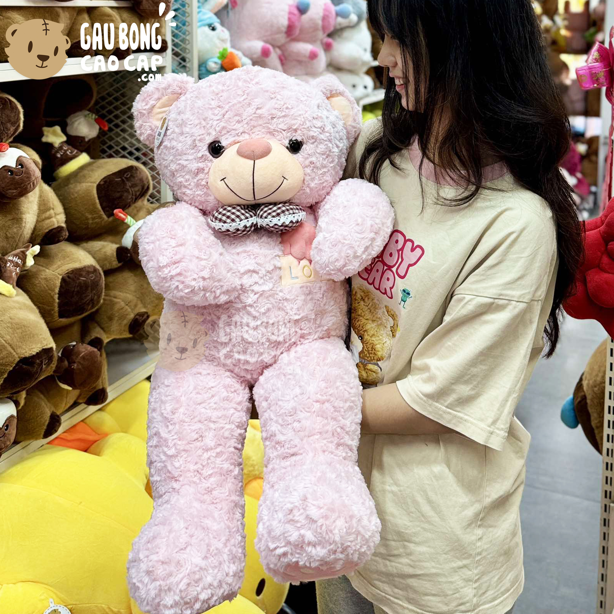 Gấu Teddy hồng đeo nơ lông xoắn ngực Love