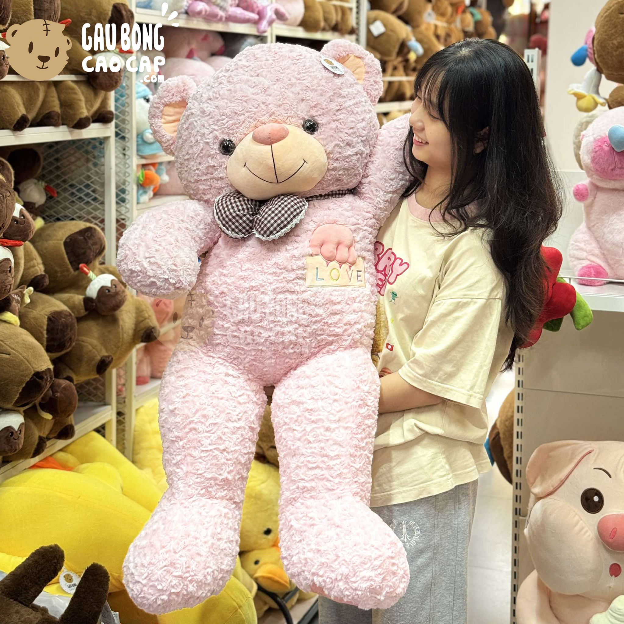 Gấu Teddy hồng đeo nơ lông xoắn ngực Love