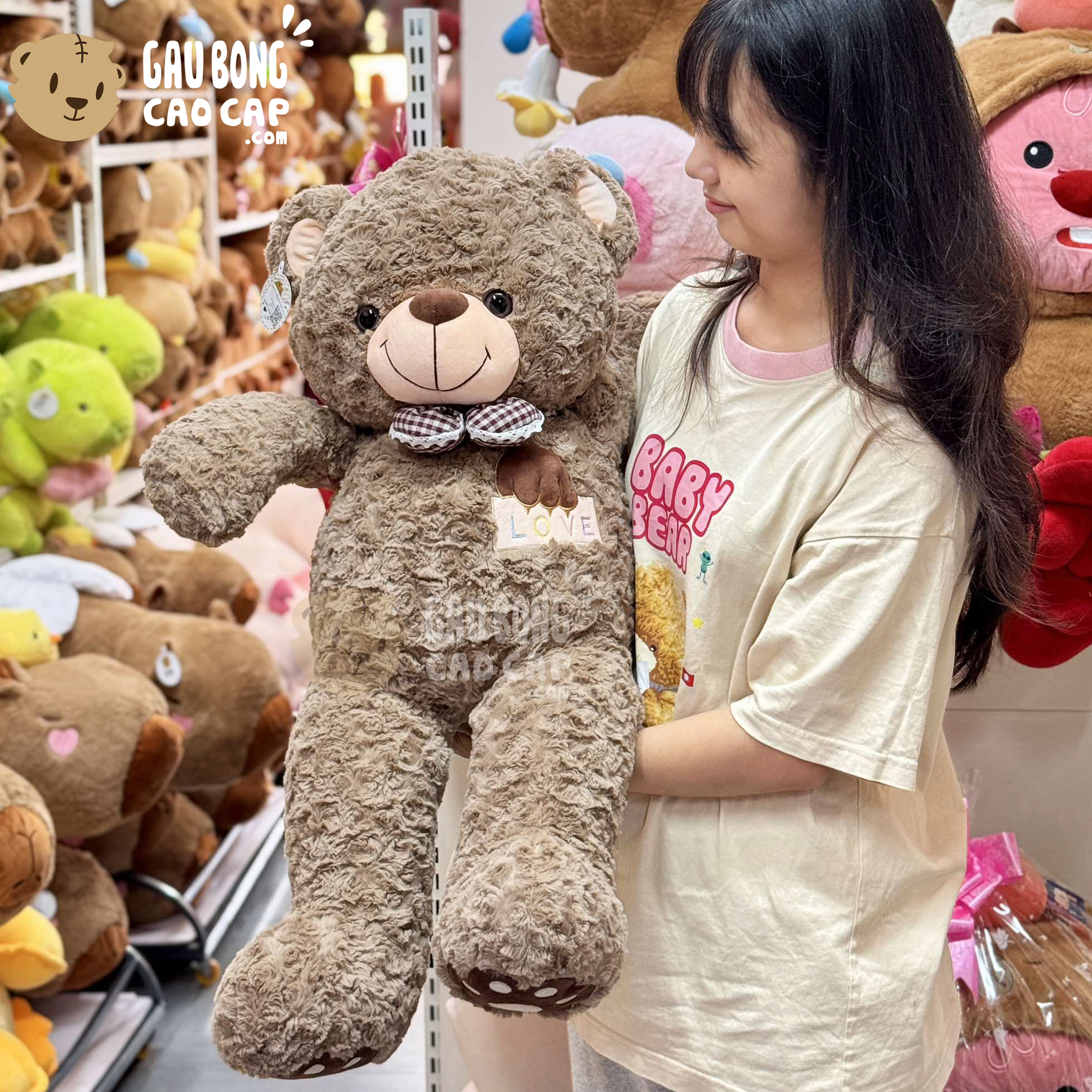 Gấu Teddy nâu đeo nơ lông xoắn ngực Love