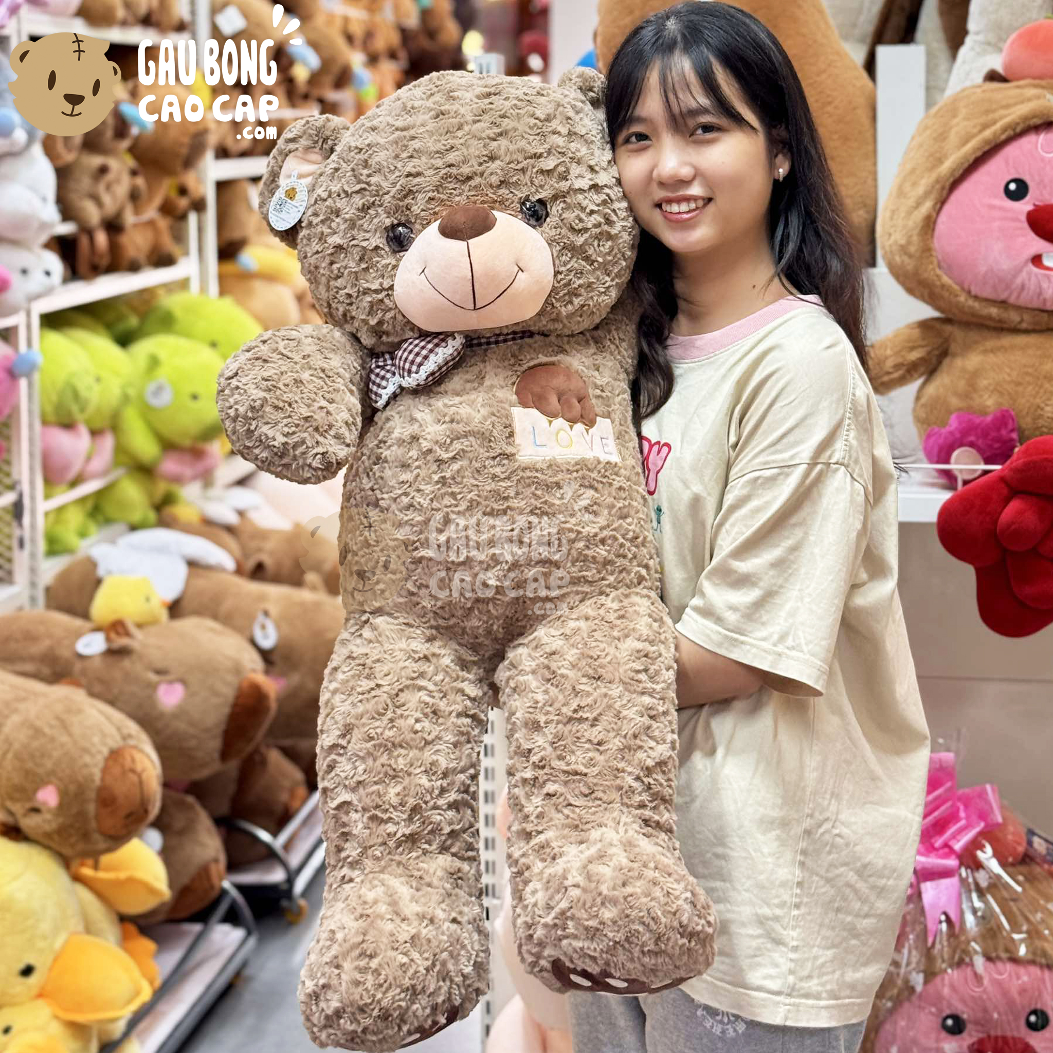 Gấu Teddy nâu đeo nơ lông xoắn ngực Love