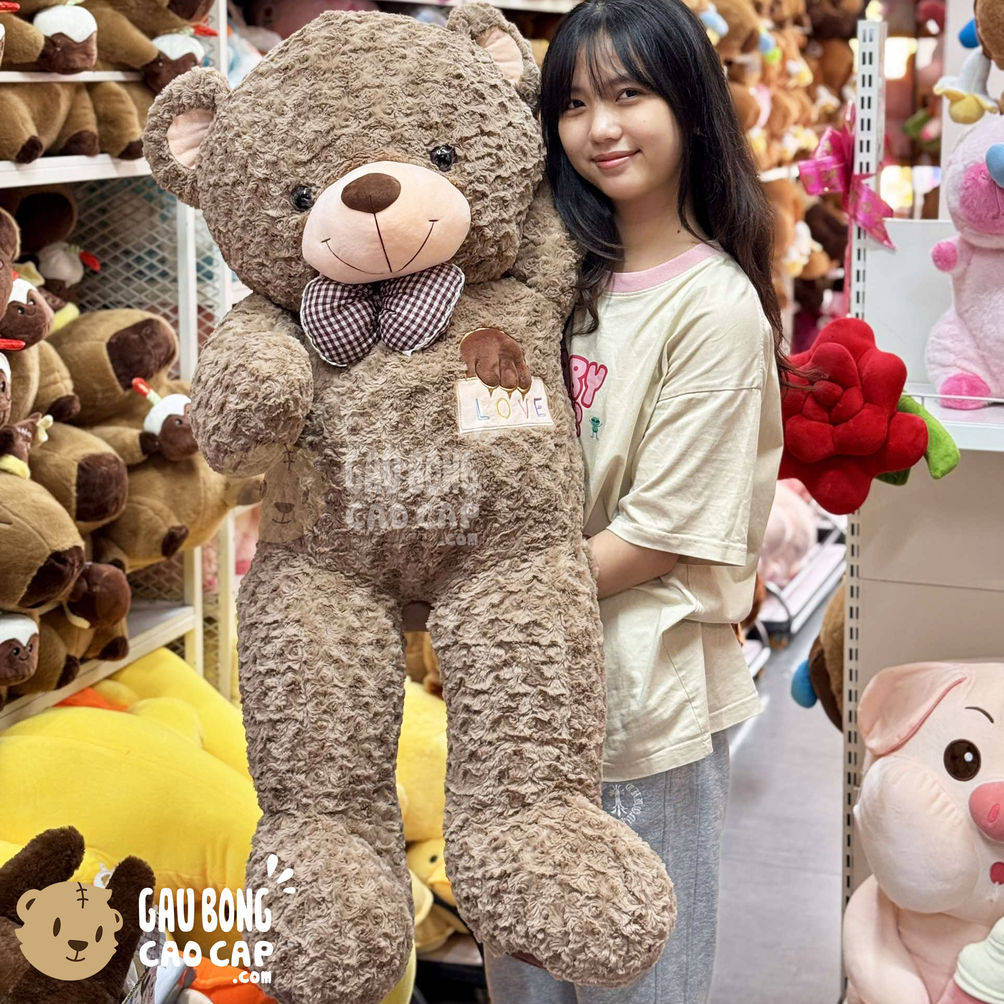 Gấu Teddy nâu đeo nơ lông xoắn ngực Love