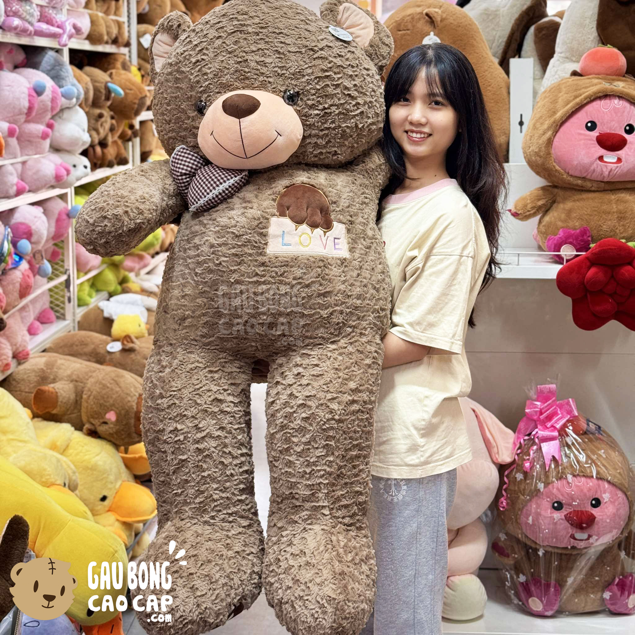 Gấu Teddy nâu đeo nơ lông xoắn ngực Love