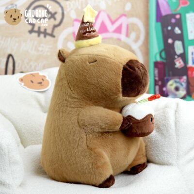 Gấu Bông Capybara ôm Bánh Kem Sinh Nhật
