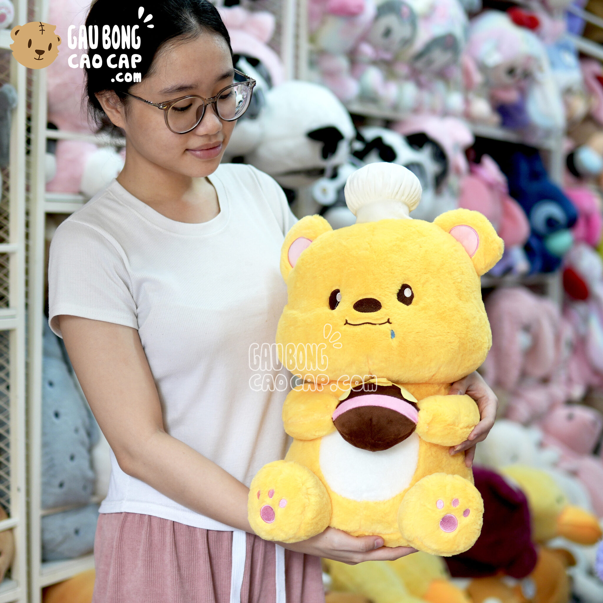 Gấu Pooh vàng ôm mật ong