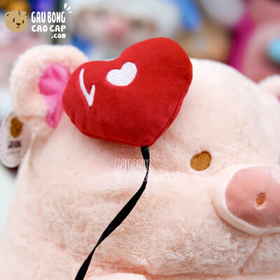 Heo Bông Lulu cầm bong bóng trái tim