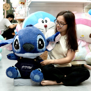 Gấu Bông Stitch Xanh Mặc Yếm Jeans