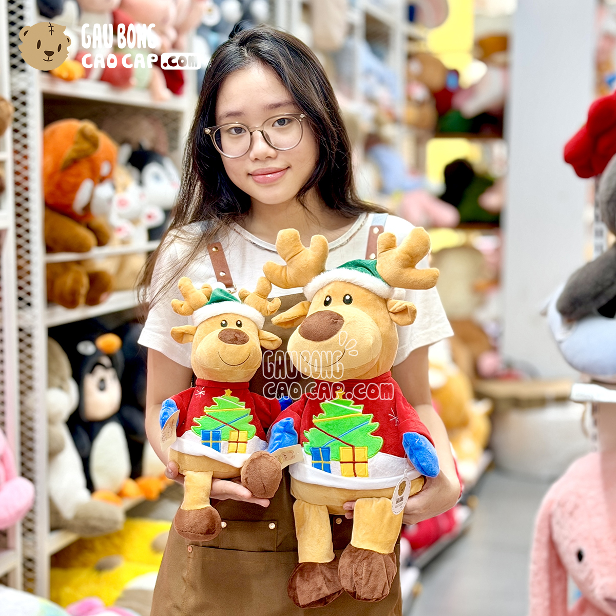 Gấu Bông Tuần Lộc đứng mặc áo Thêu Cây Thông